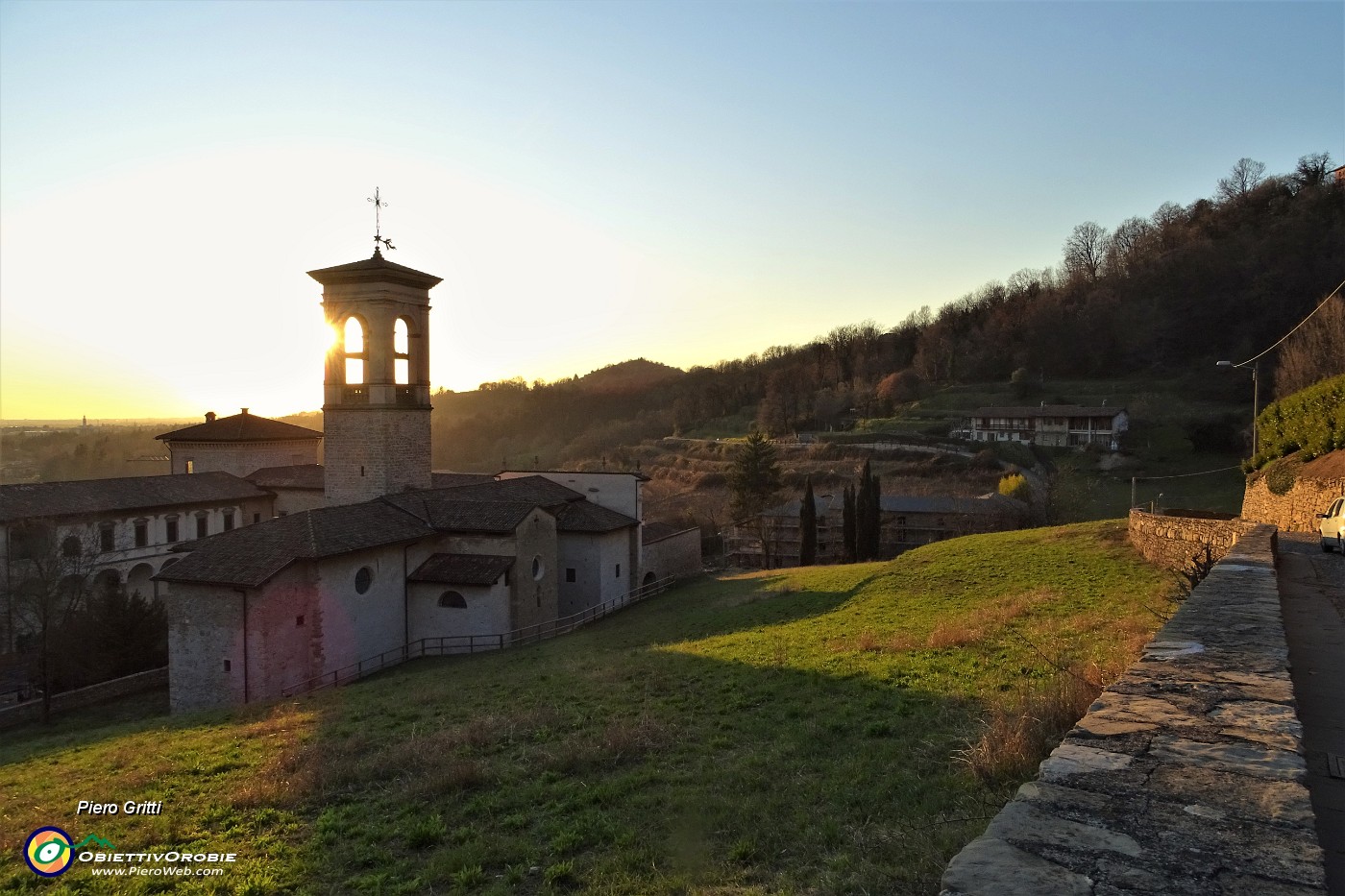 93 Il Monastero di Astino nella luce e nei colori del tramonto.JPG